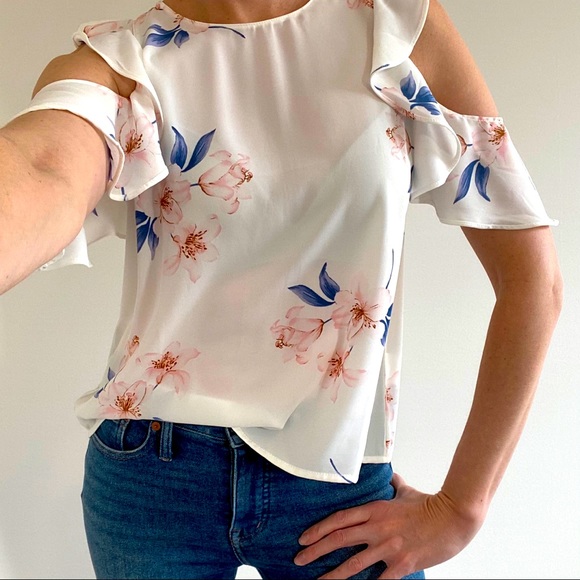 {Lush} Ruffle Cold Shoulder Top - Picture 6 of 15